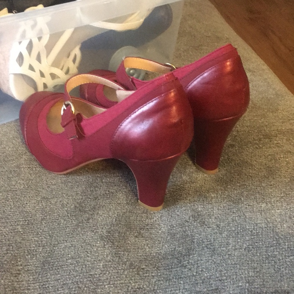 Red Pumps - Picture 5 of 5